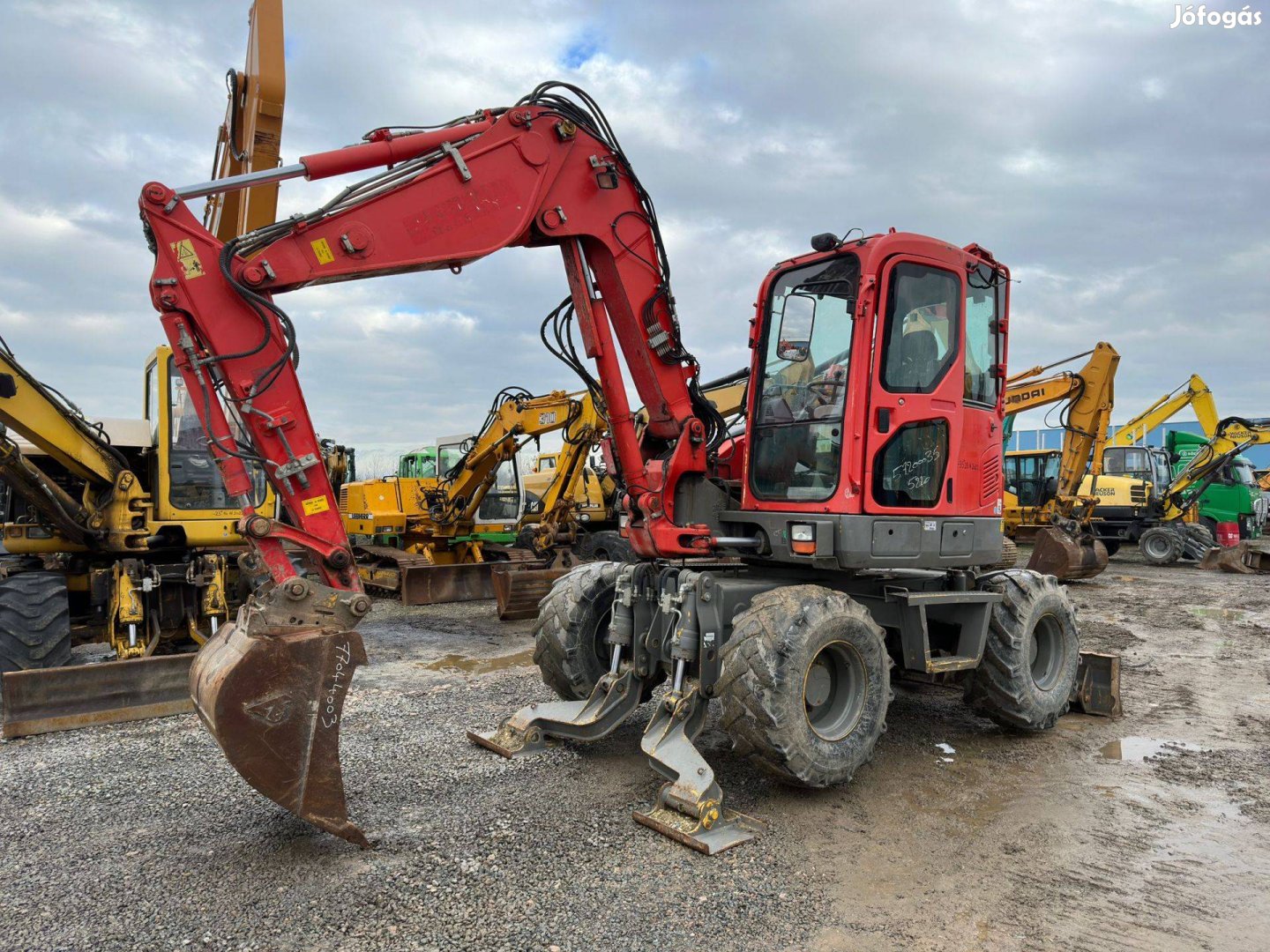 Komatsu PW98MR-8 gumikerekes kotró