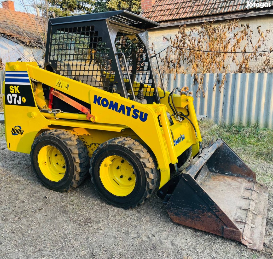 Komatsu Sk07J 2,3t Full Joystic Bobcat csúszókormányzású munkagép