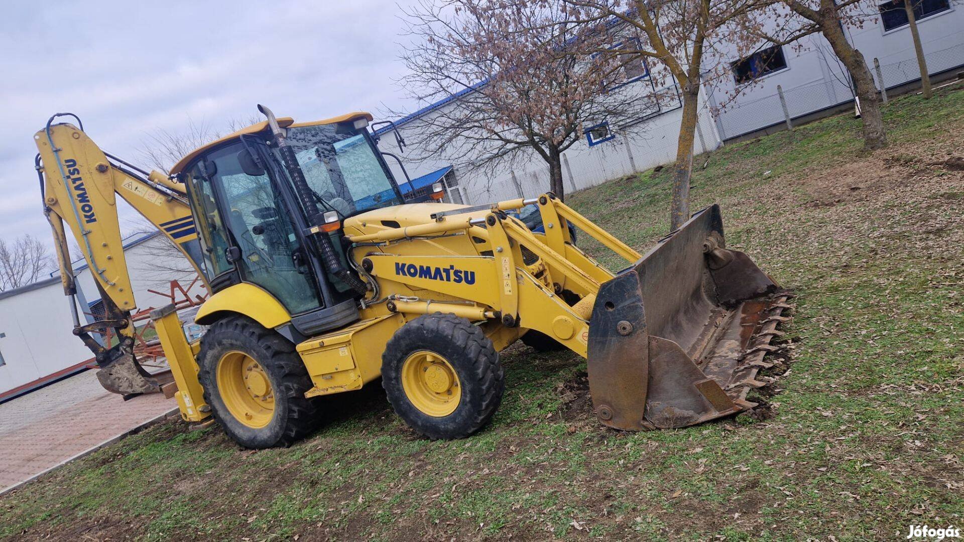 Komatsu WB93R kotró-rakodó kombigép