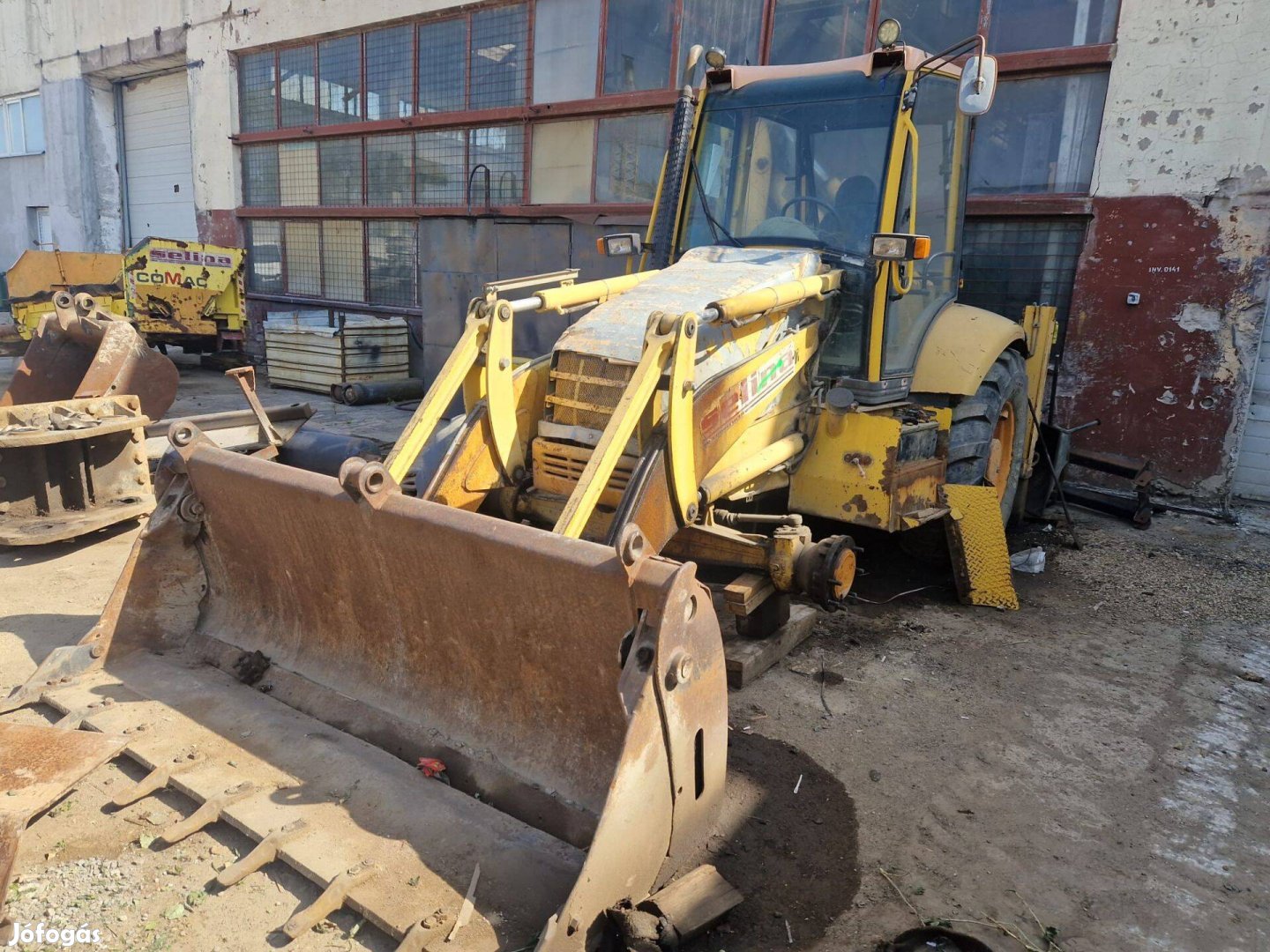 Komatsu WB93R kotró-rakodó kombigép bontásra