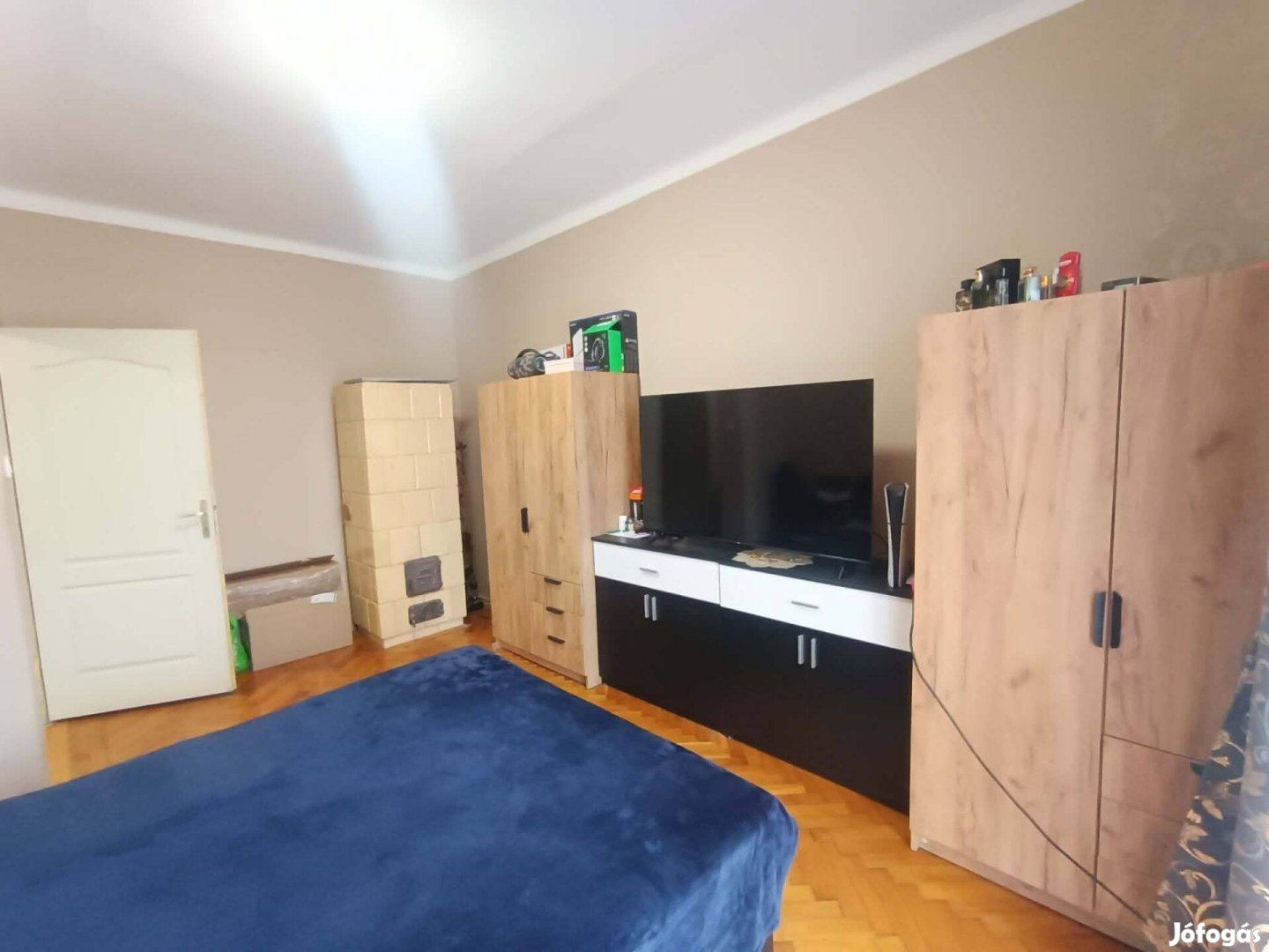 Komló-Arany János utcában erkélyes felújított lakás eladó