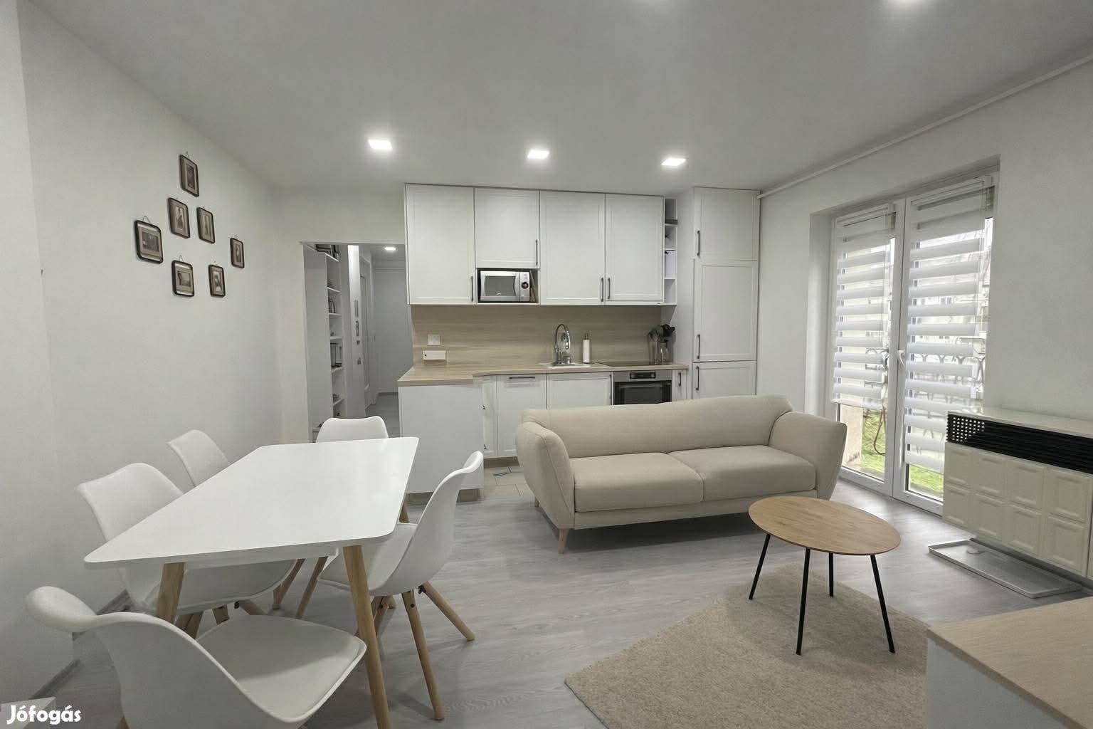 Komló-Kökönyösben felújított, francia erkélyes lakás eladó
