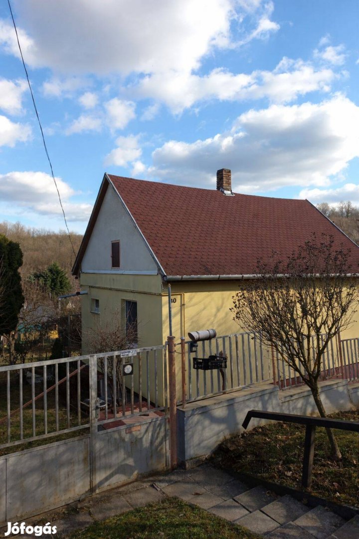 Komló-Sikondán nyaraló eladó