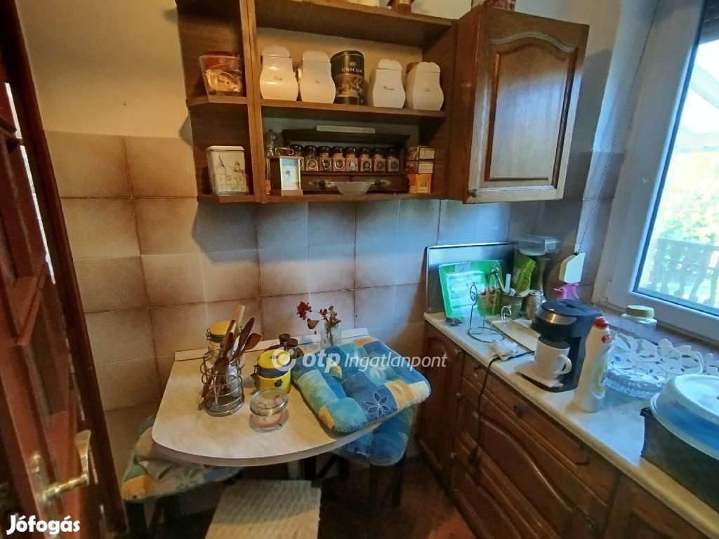 Komlói eladó 280 nm-es ház