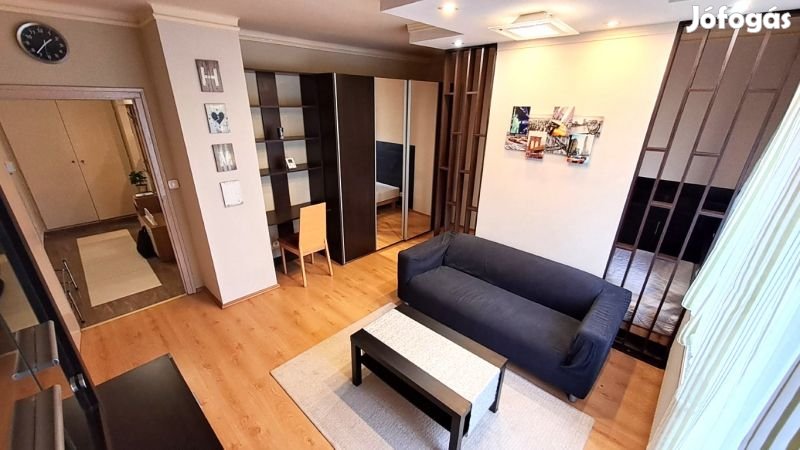 Komlói úton felújított tégla lakás eladó!