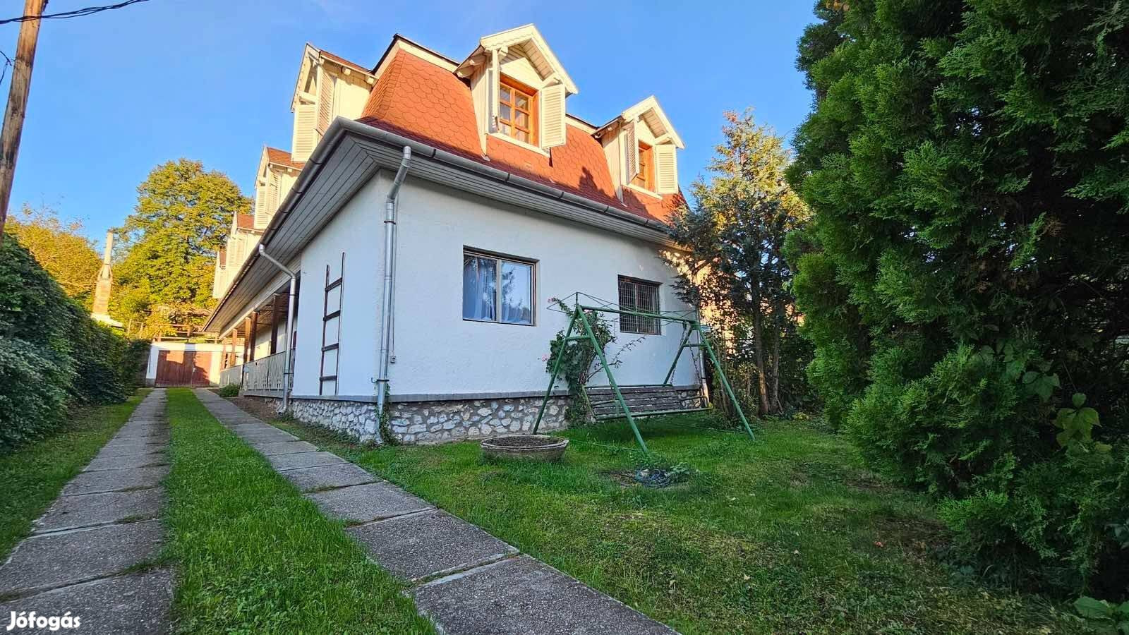 Komlós városrészben egyedülálló adottságokkal családi ház eladó!
