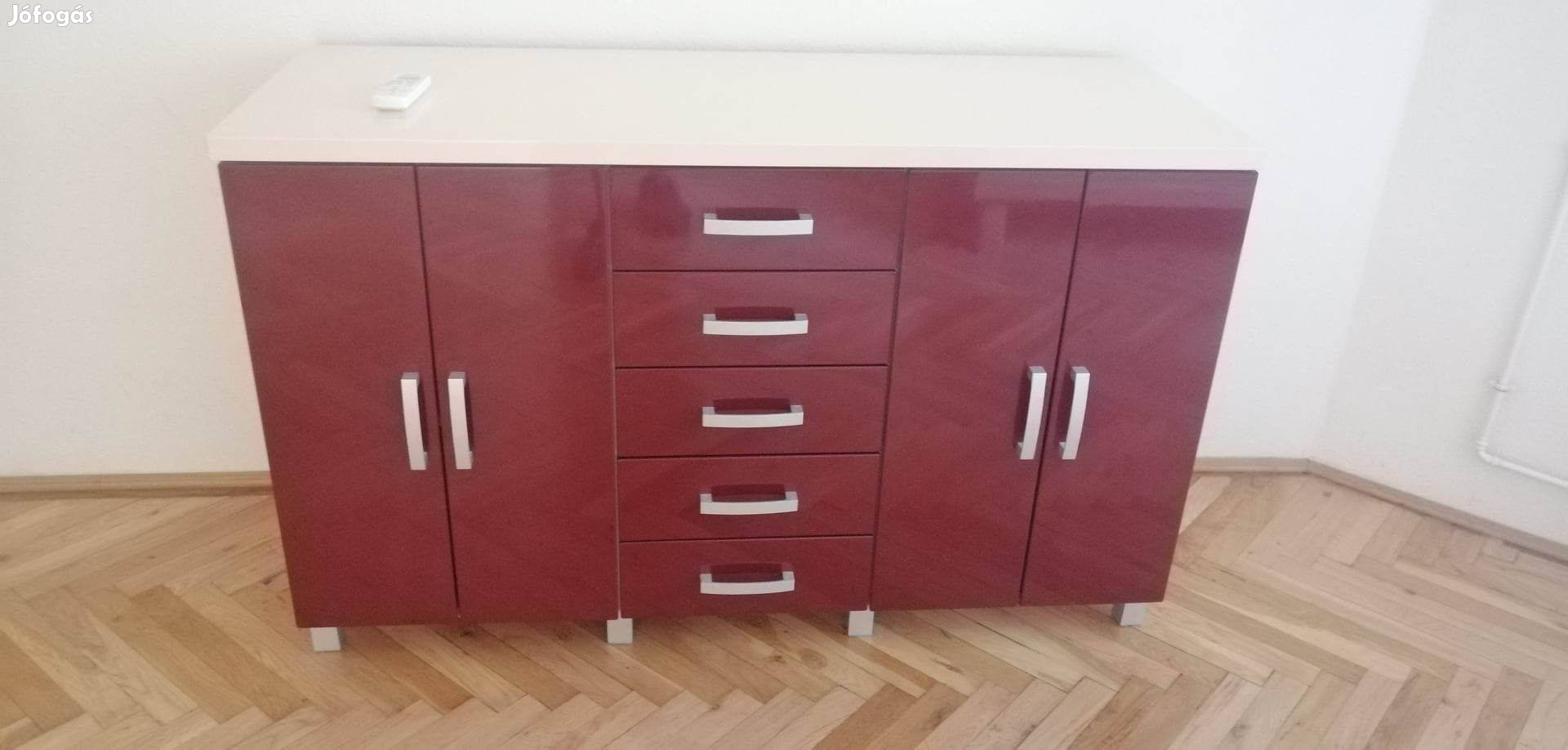 Komód eladó újszerű állapotban