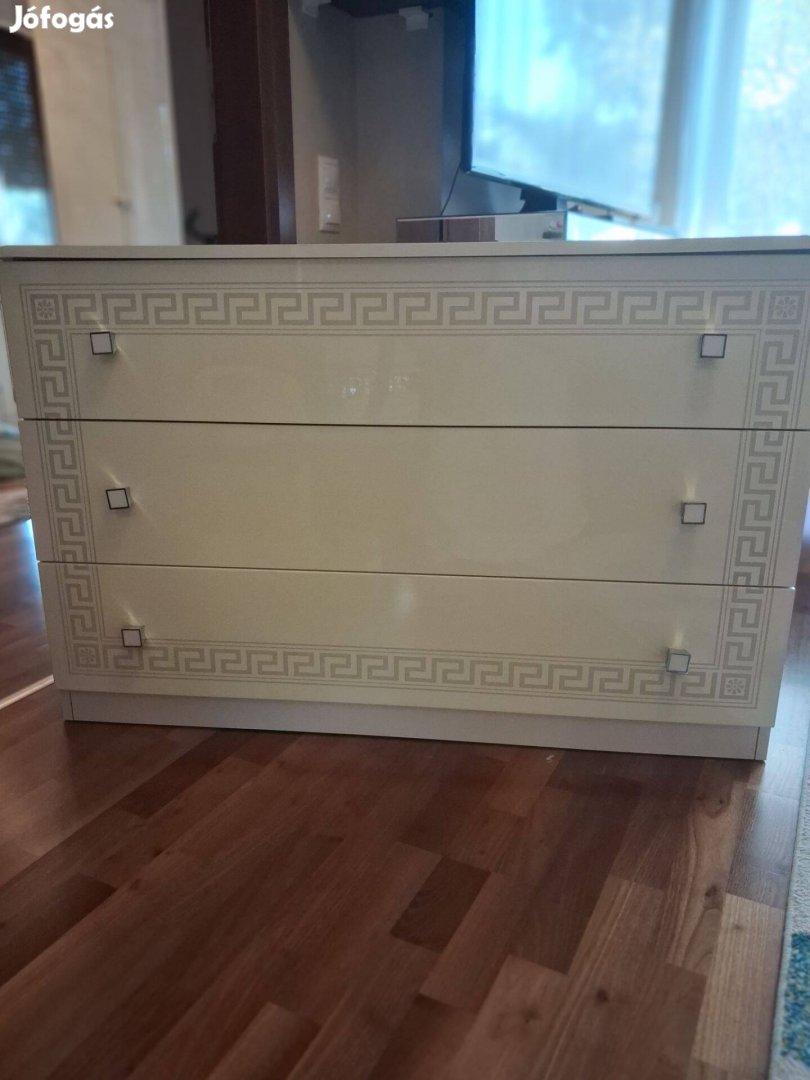 Komód fehér mintás