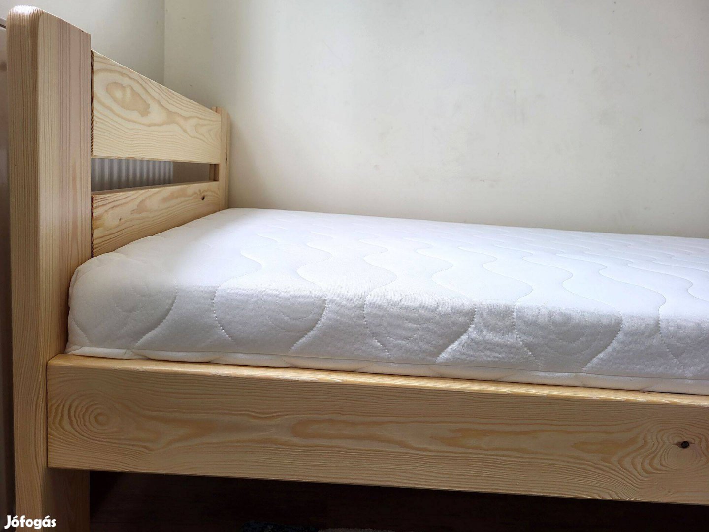 Komplett ágy, ráccsal, matraccal. Tömör fa, nagy teherbírású