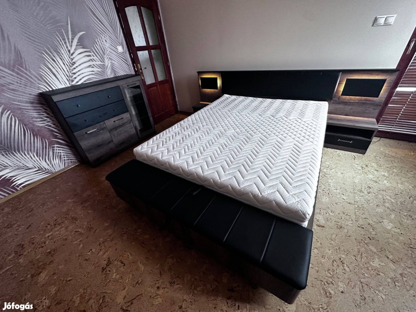 Komplett hálószoba bútor ágyneműtartós franciaágy LED-del,