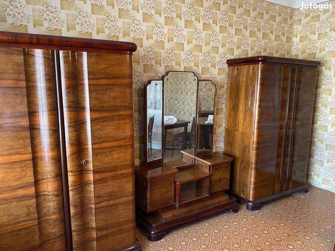 Komplett szekrény és régi tükrös fésülködő szekrény