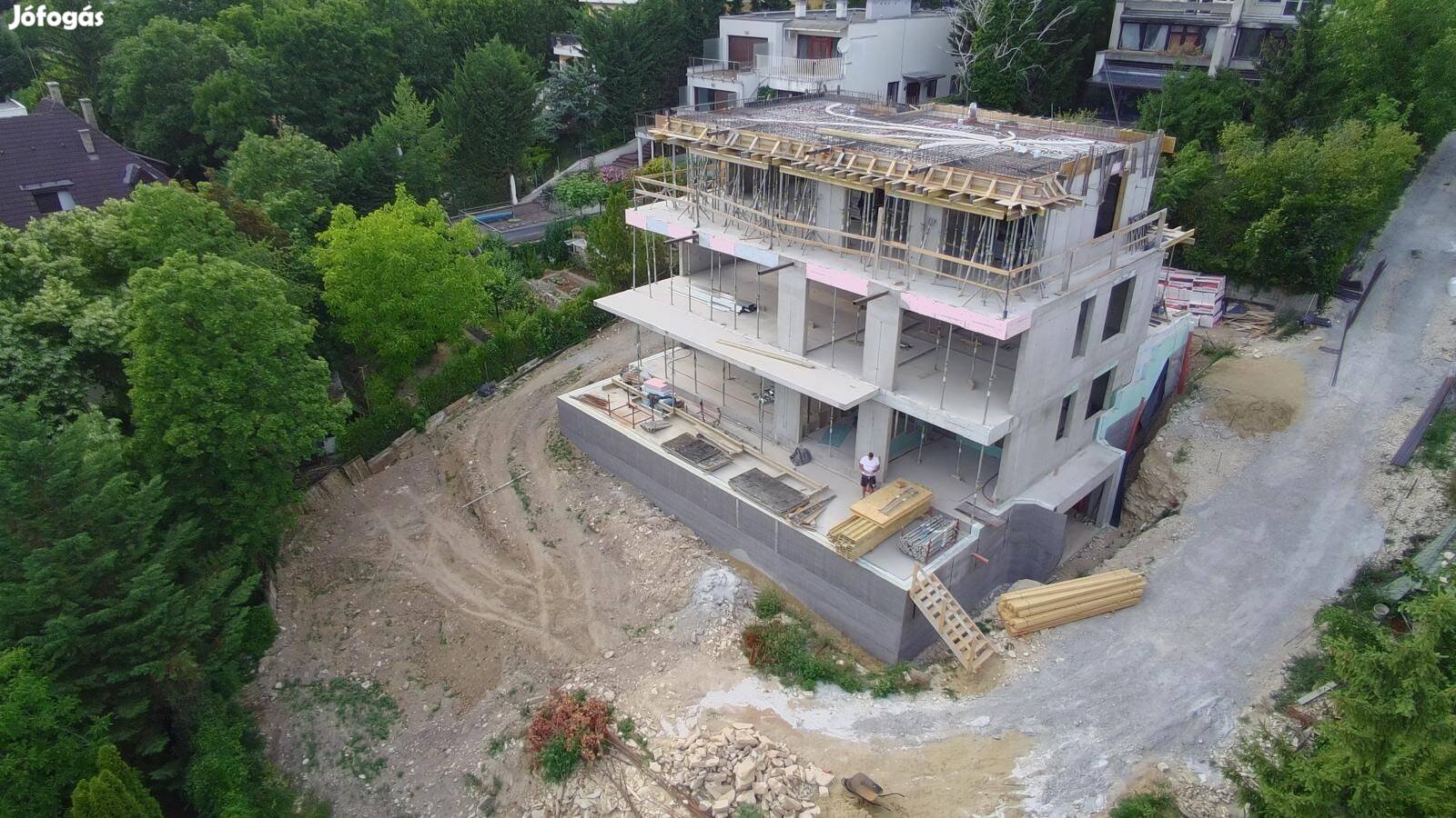 Kőműves és zsaluzóács állás