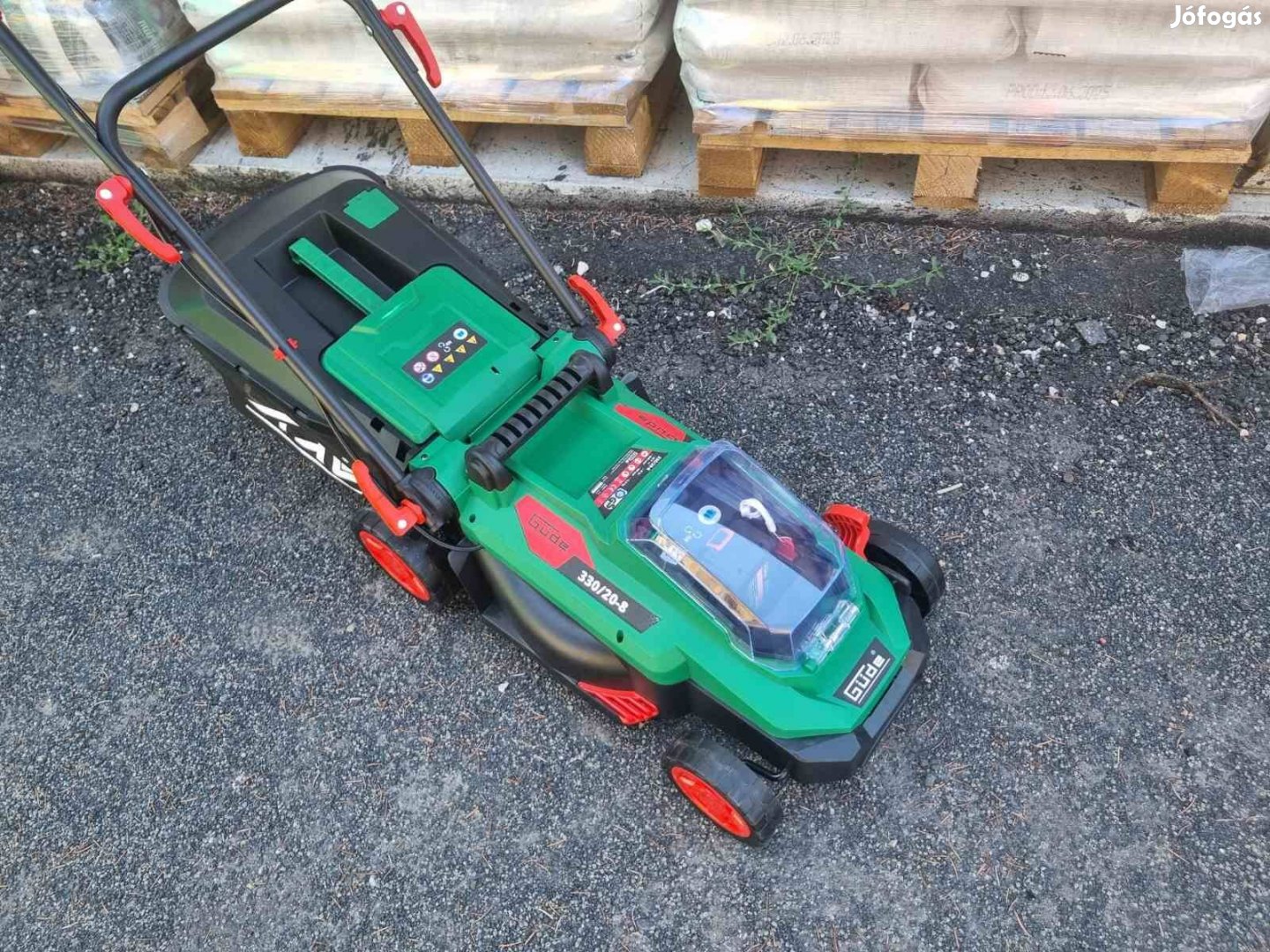 Könnyen manőverezhető akkus fűnyíró töltővel, akkumulátorral, garis