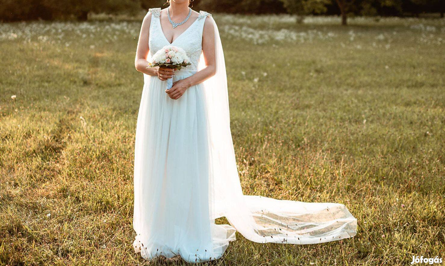 Könnyű, letisztult esküvői ruha nyári esküvőhöz