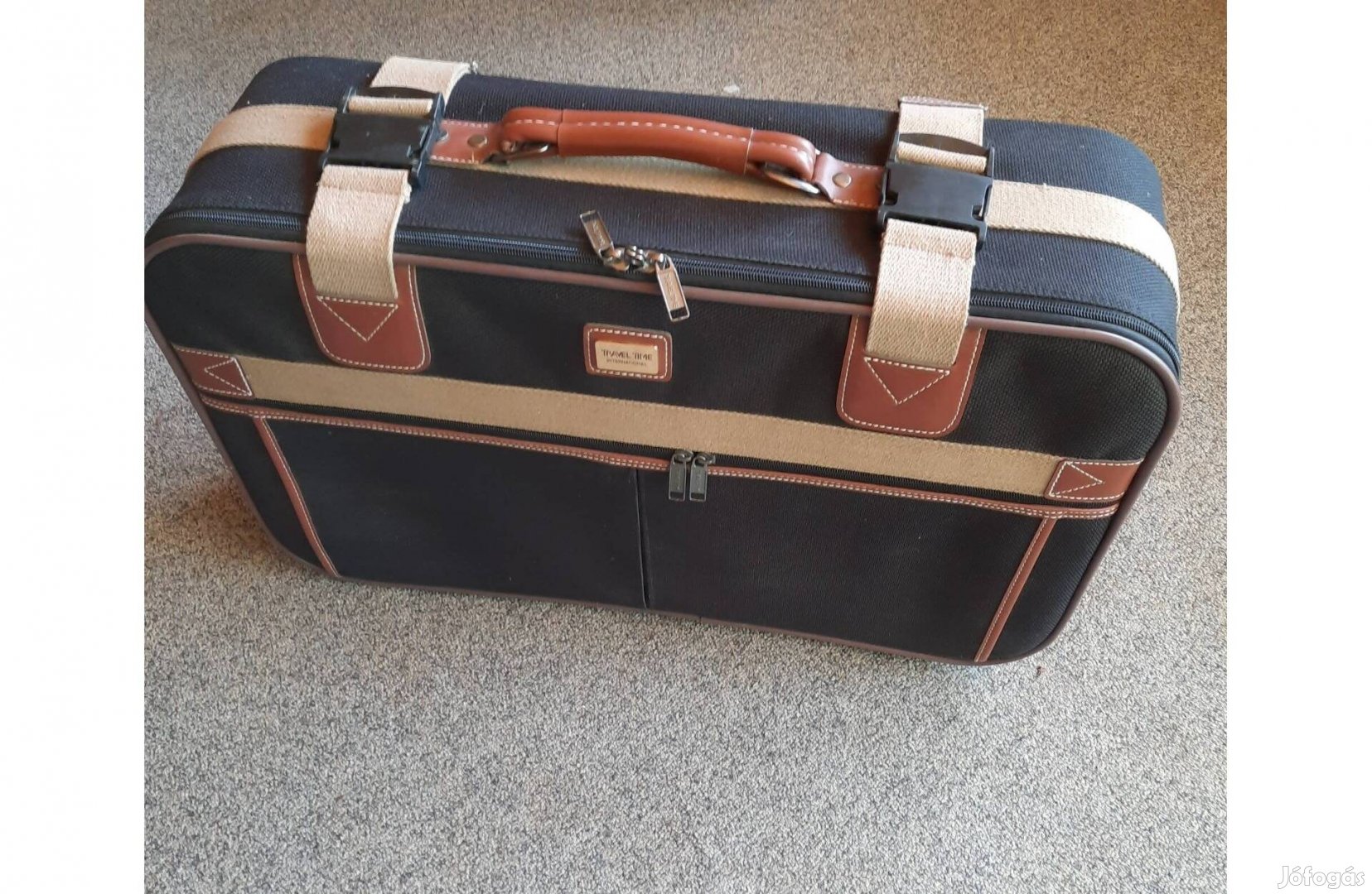 Könnyű utazó bőrönd 61x41x18cm