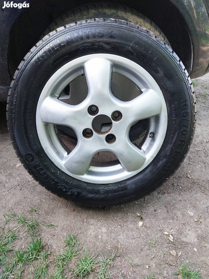 Könnyűfém felni nyári gumival.