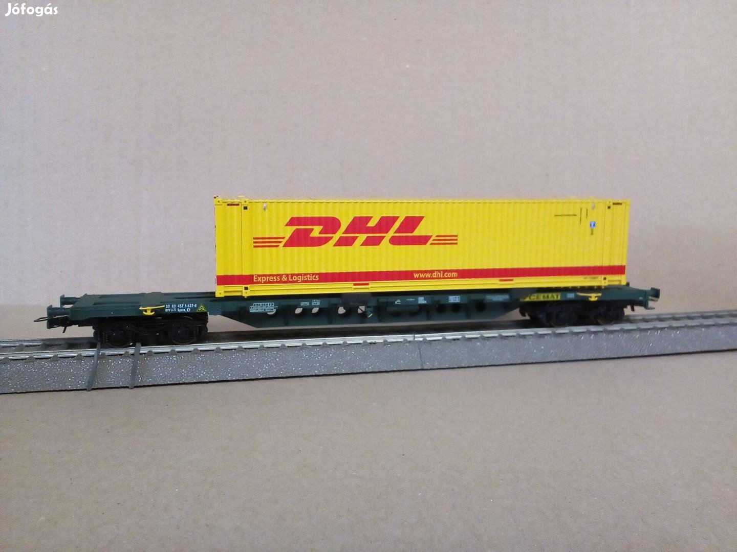 Konténerszállító kocsi, 45 lábas DHL konténerrel H0 modellvasút