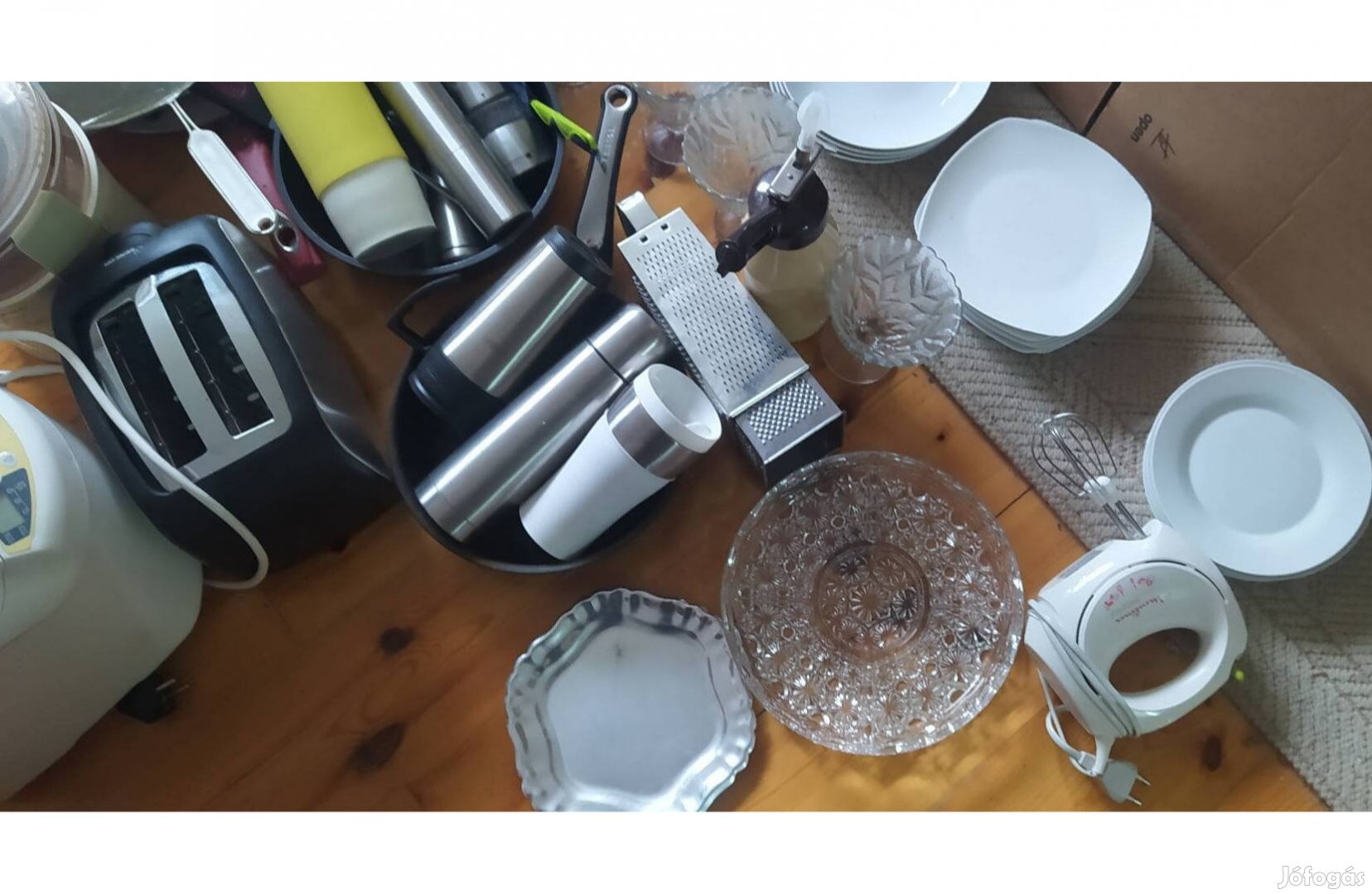 Konyha ürítés tányérok poharak gépek serpenyők