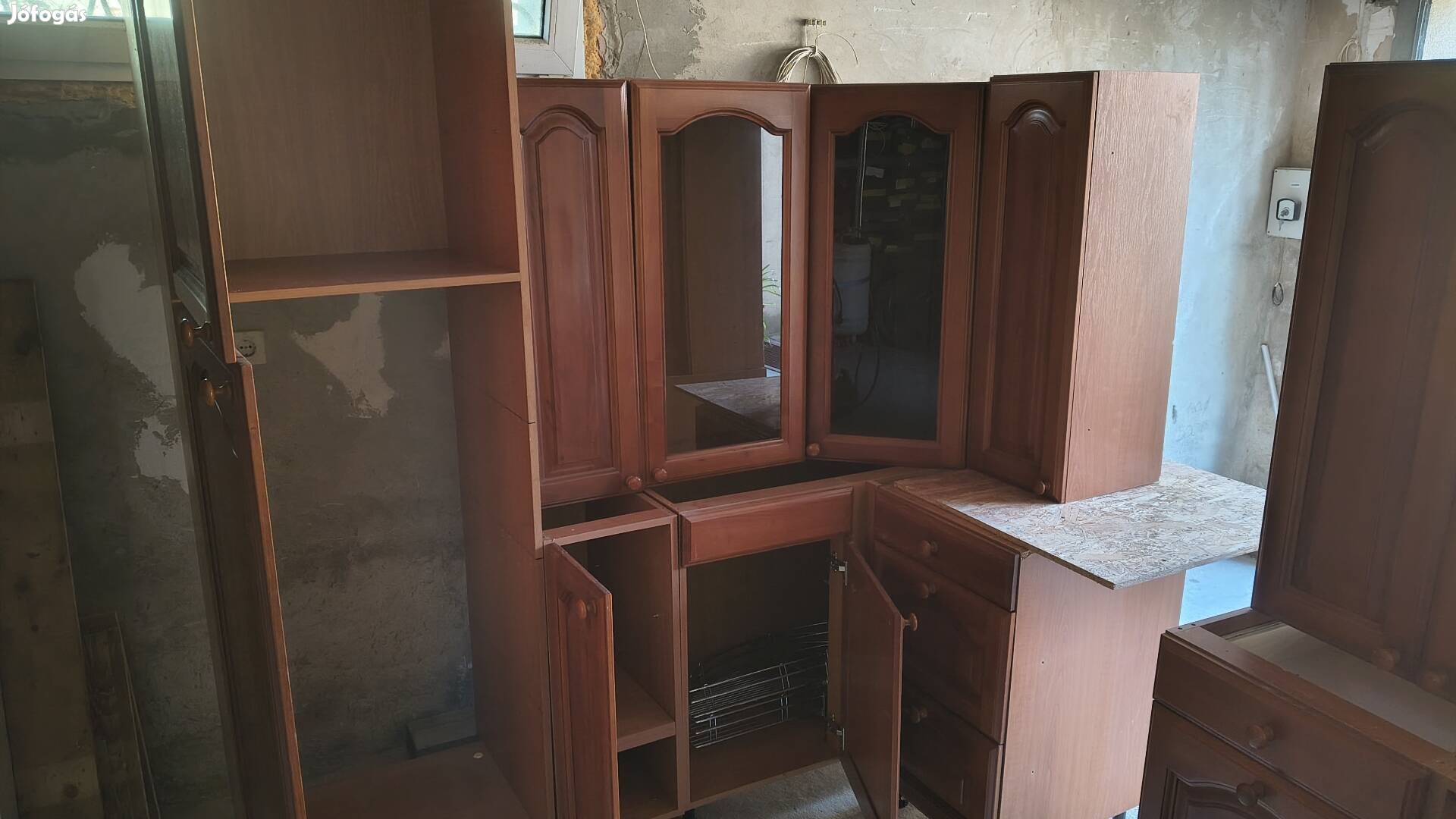 Konyhabútor fa ajtó ajtóval