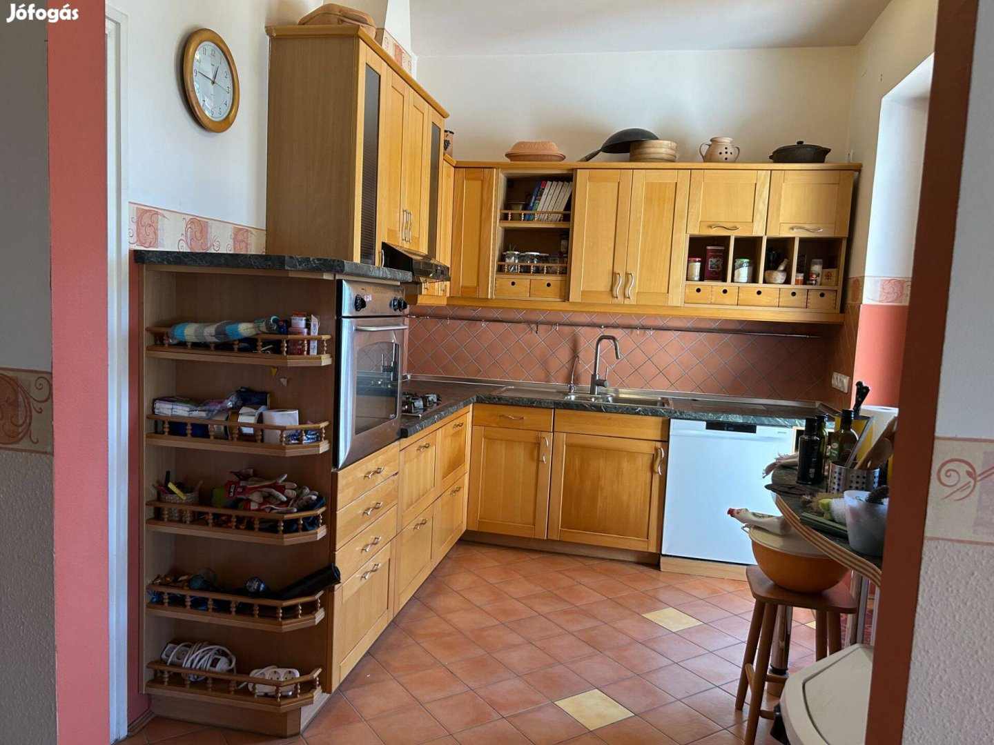 Konyhabútor sütővel, mosogatógéppel és gáztűzhellyel