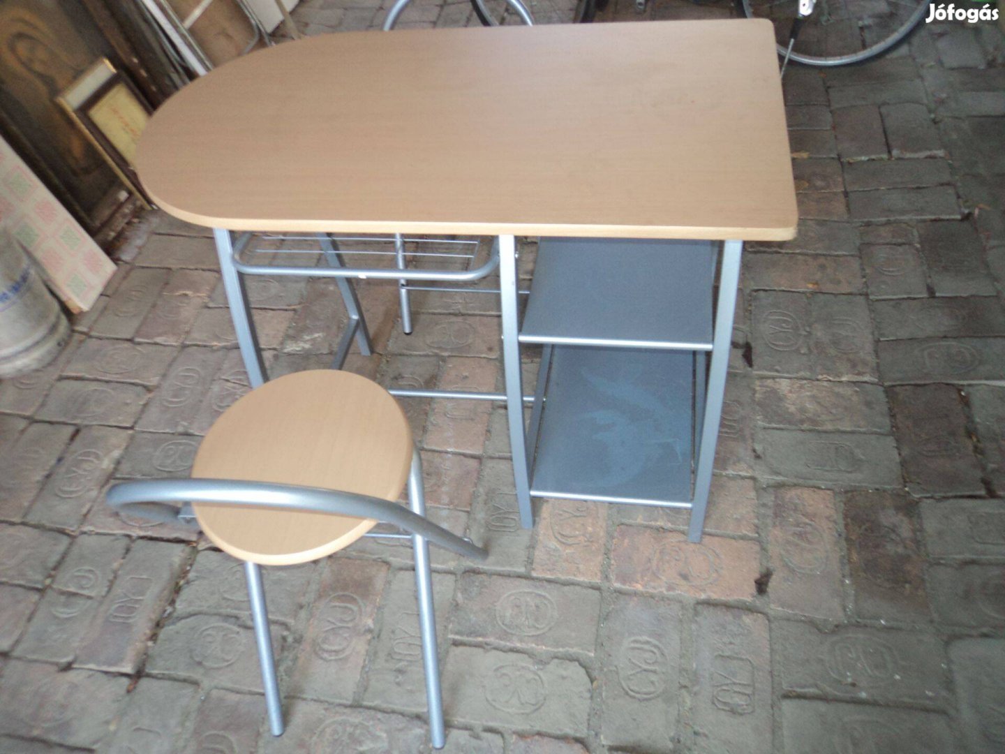 Konyhai bárszett 2 székkel és asztallal