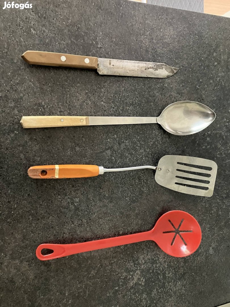 Konyhai eszközök és egy kés