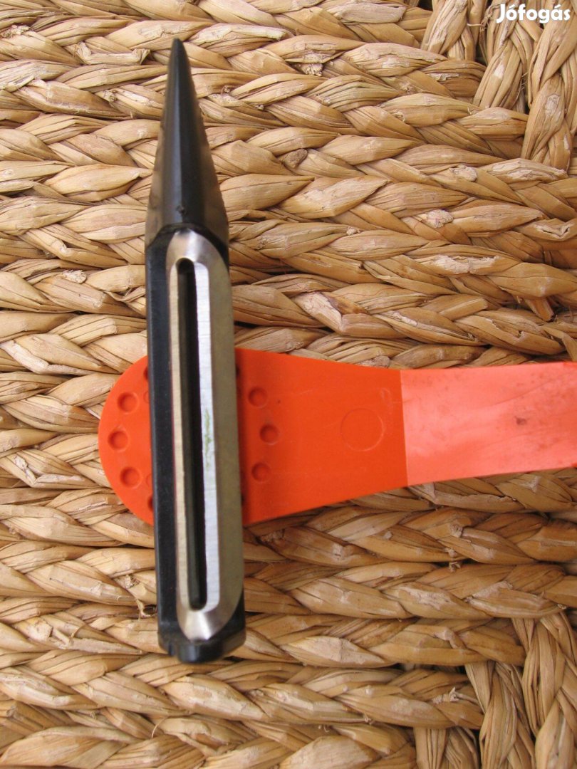 Konyhai kiegészítő, zöldséghámozó