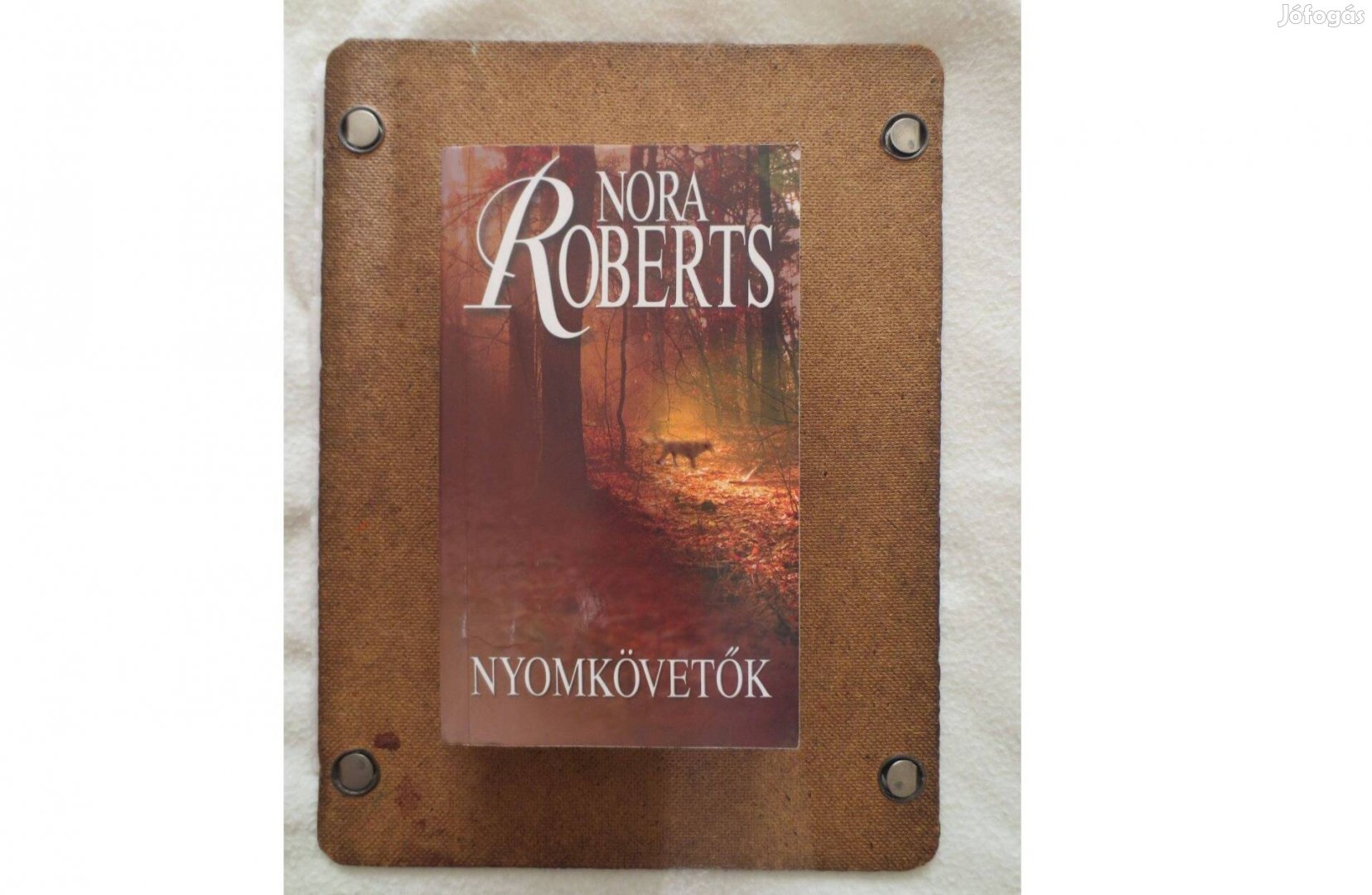 Könyv eladó ( Nora Roberts: Nyomkövetők )