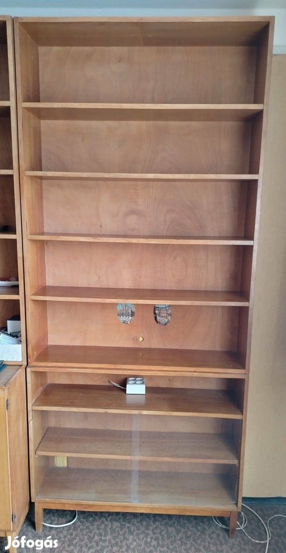 Könyvespolc,alul zárt üveges rész