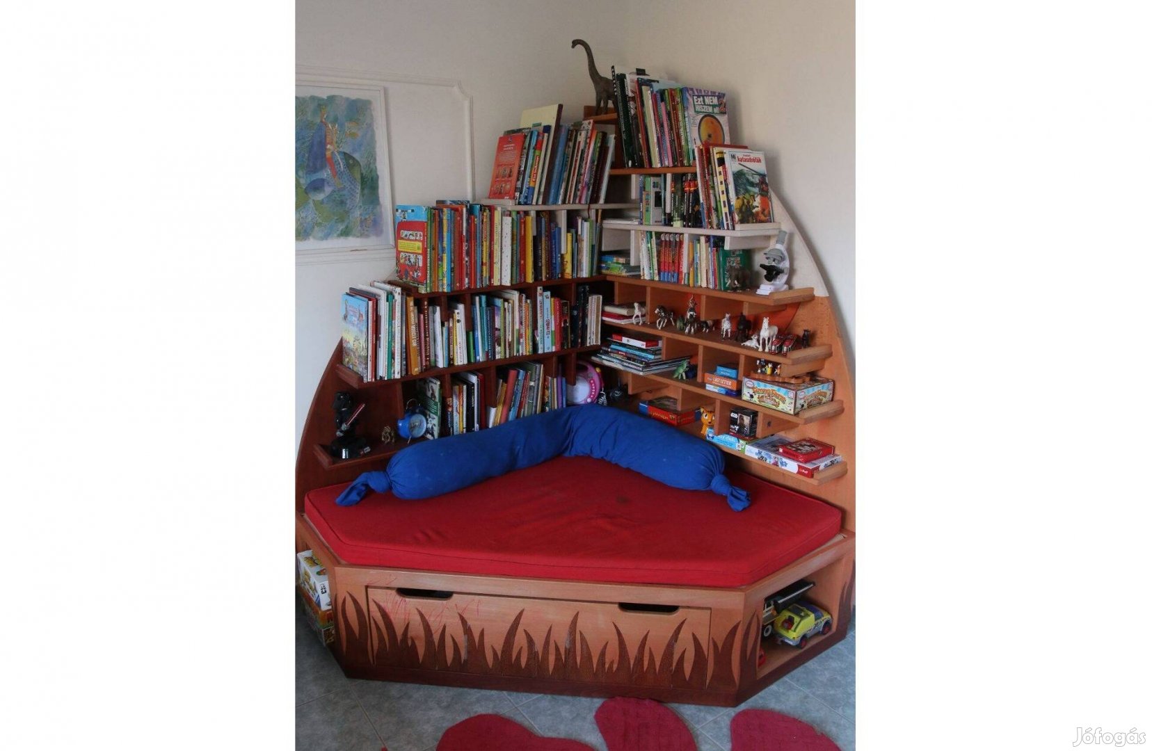 Könyvespolc gyerekszoba kanapé