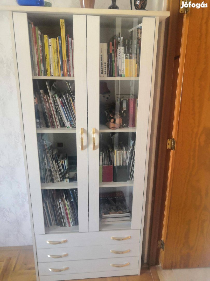 Könyvszekrény, fürdőszoba szekrény