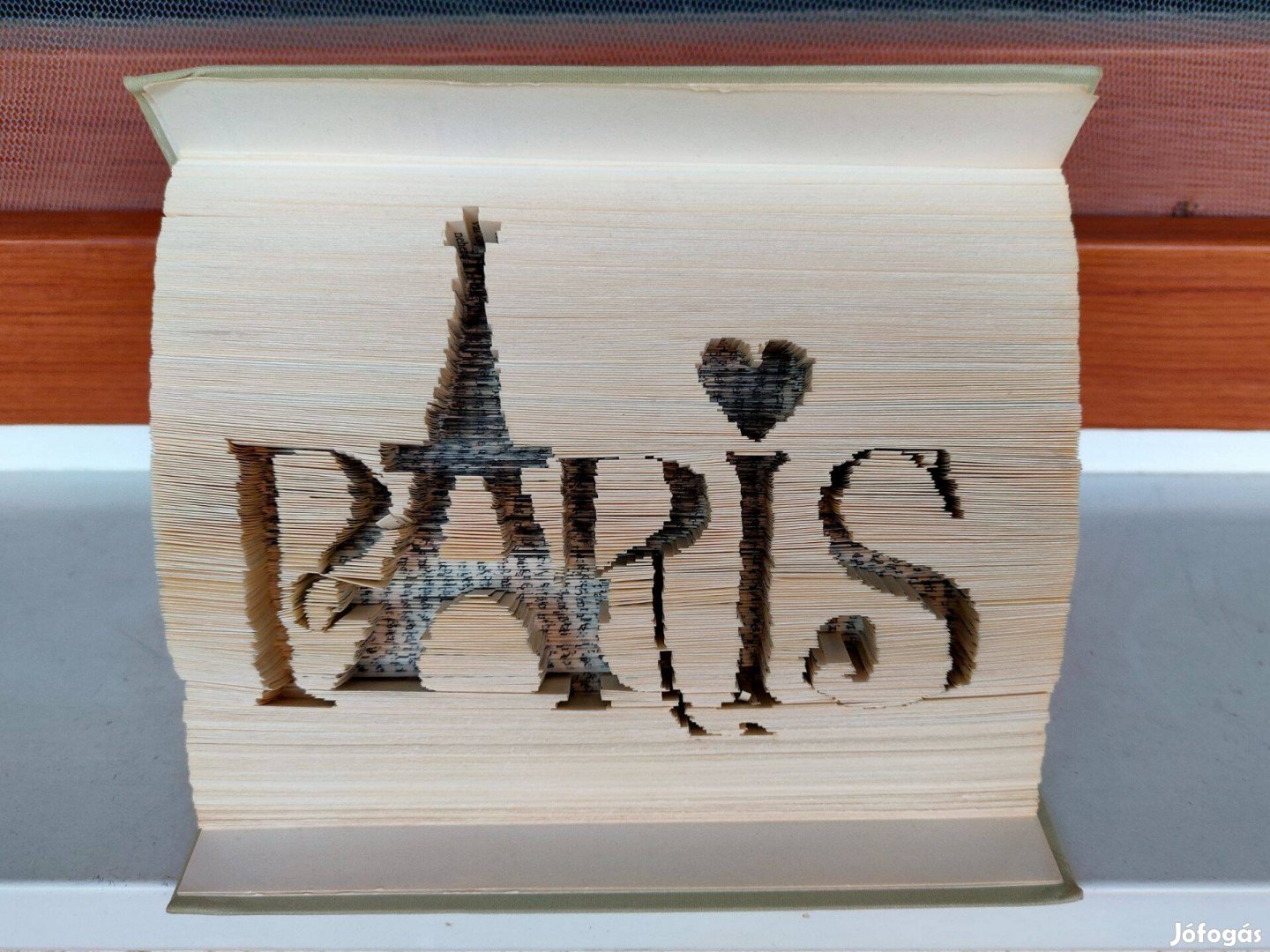 Könyvszobor, hajtogatott könyv (Paris)