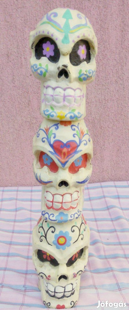 Koponyás totemoszlop festett, faragott szobor, Egyedi