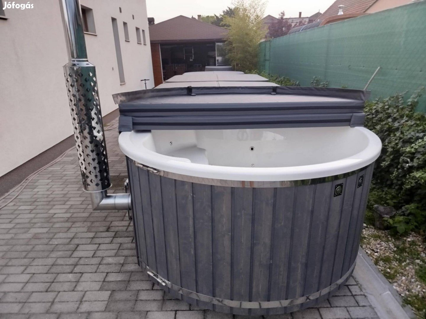 Kör alakú, fafűtésű akril dézsafürdő, dézsa, sózható kivitelben