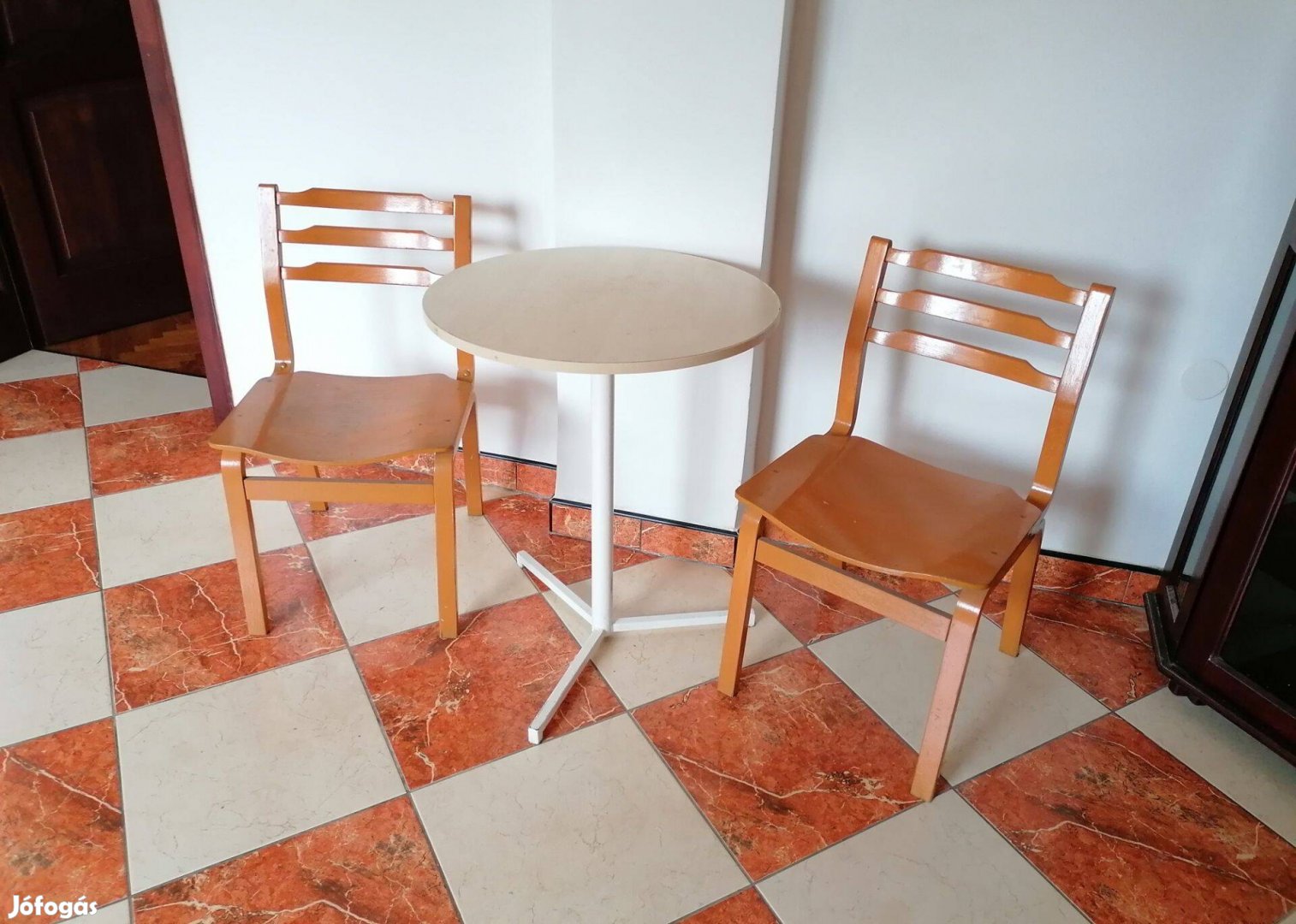 Kör alakú asztal 2 db székkel