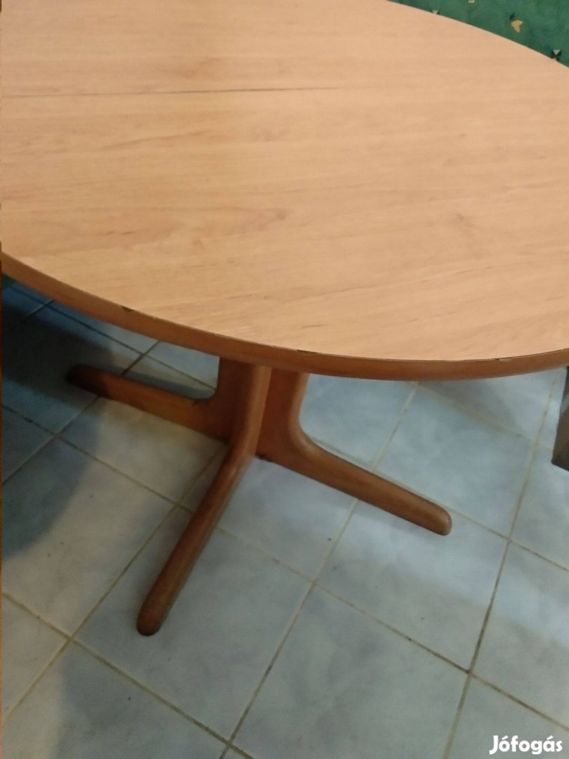 Kör alakú asztal, oválissá bővíthető, bükk színben, fa lábbal