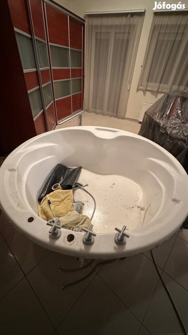 Kör alakú kád eladó