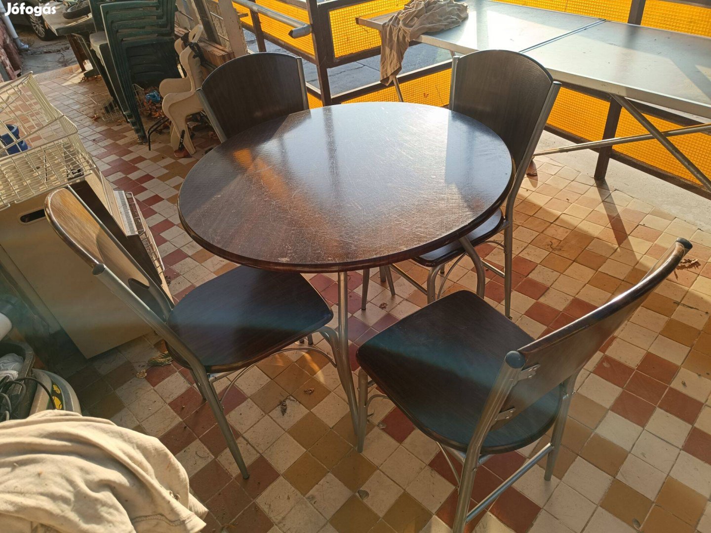 Kör asztal szék nélkül (zozizo)