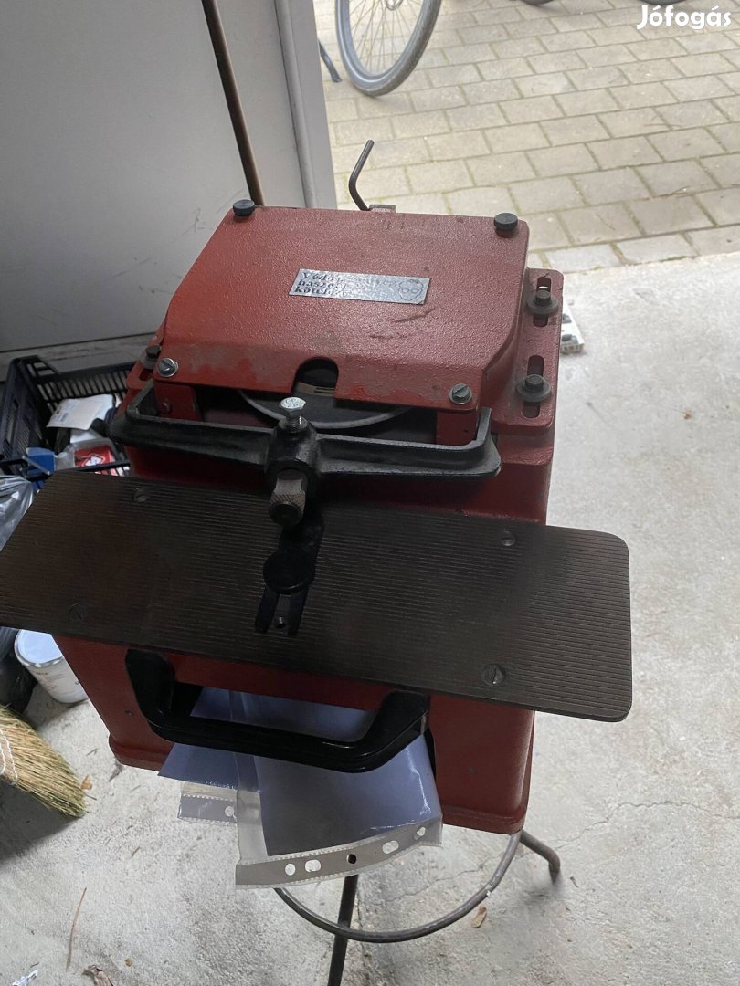 Korcsolyaélező gép