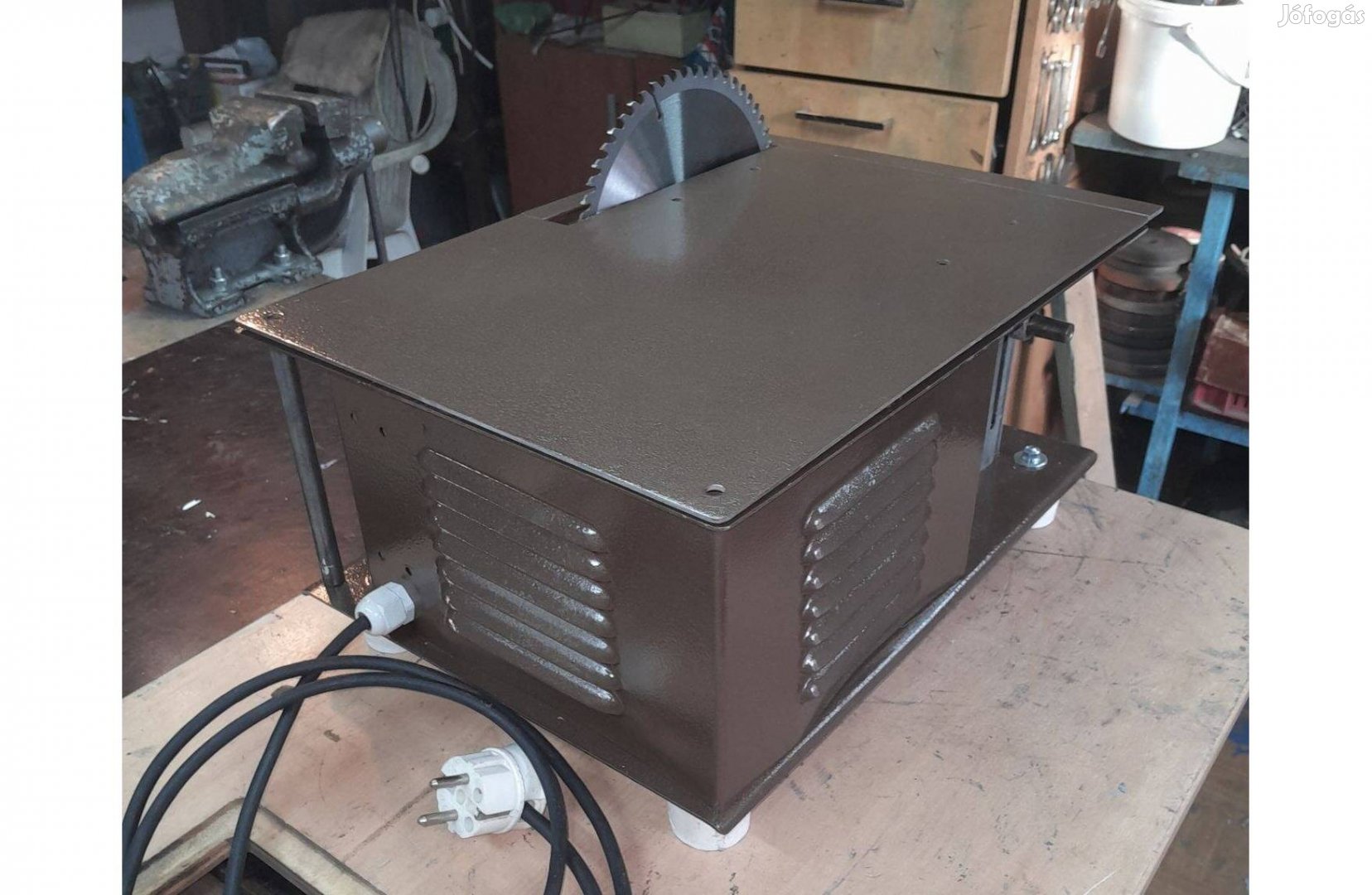 Körfürész 220 V-os 210 mm-es tárcsa Orosz barkácsgép