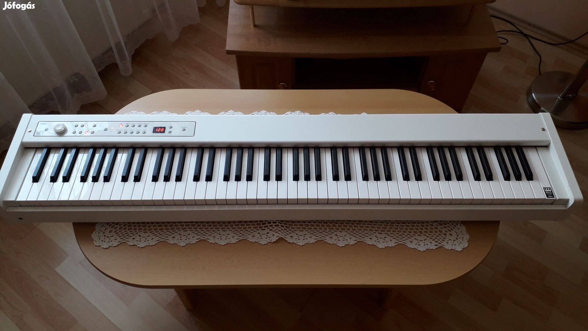 Korg D1 színpadi zongora fehér színben