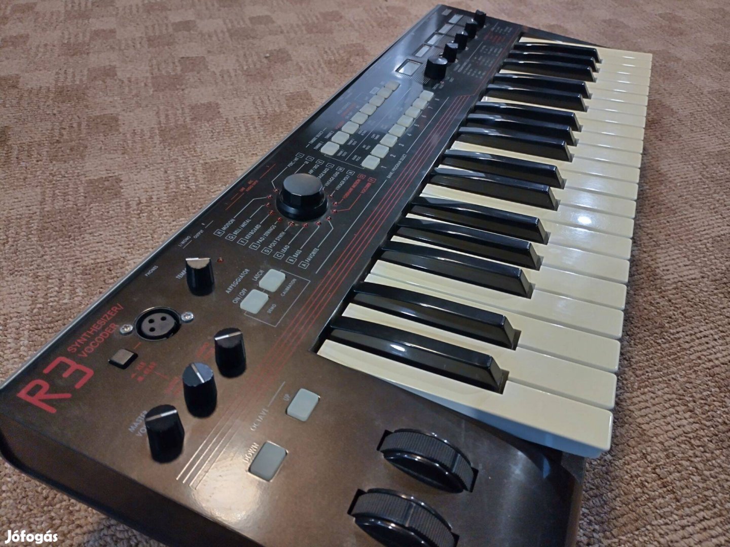 Korg R3 Vocoder keménytokkal, mikrofonnal, adapterrel