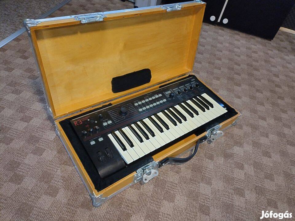 Korg R3 Vocoder keménytokkal, mikrofonnal, adapterrel