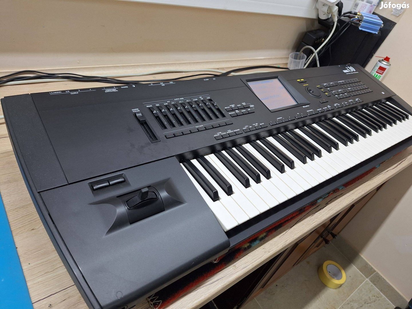 Korg i30 HD újszerű állapotban, értékes tartalommal