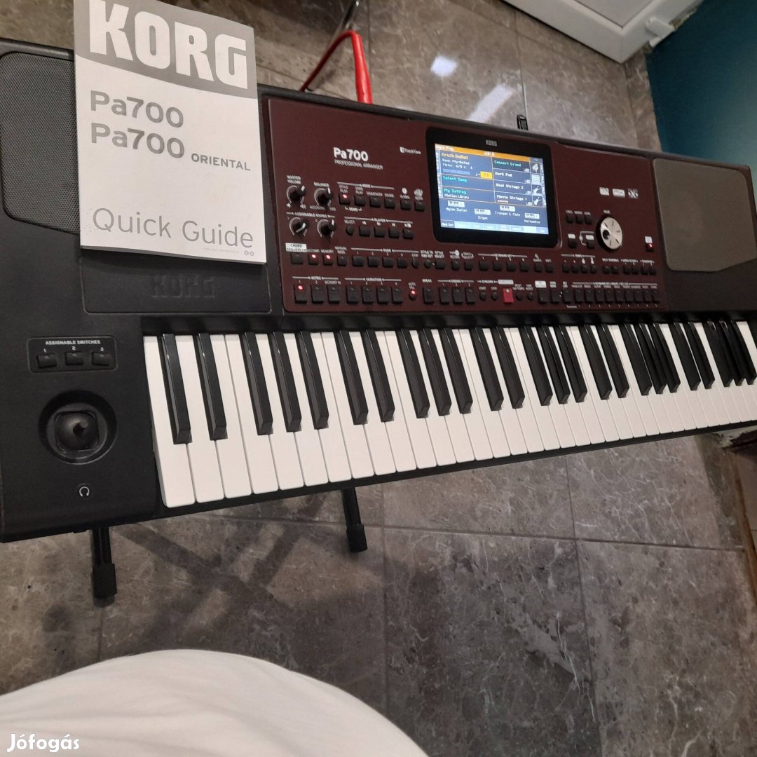 Korg pa 700 szintetizátor  extrákal mp3 állvány stb..