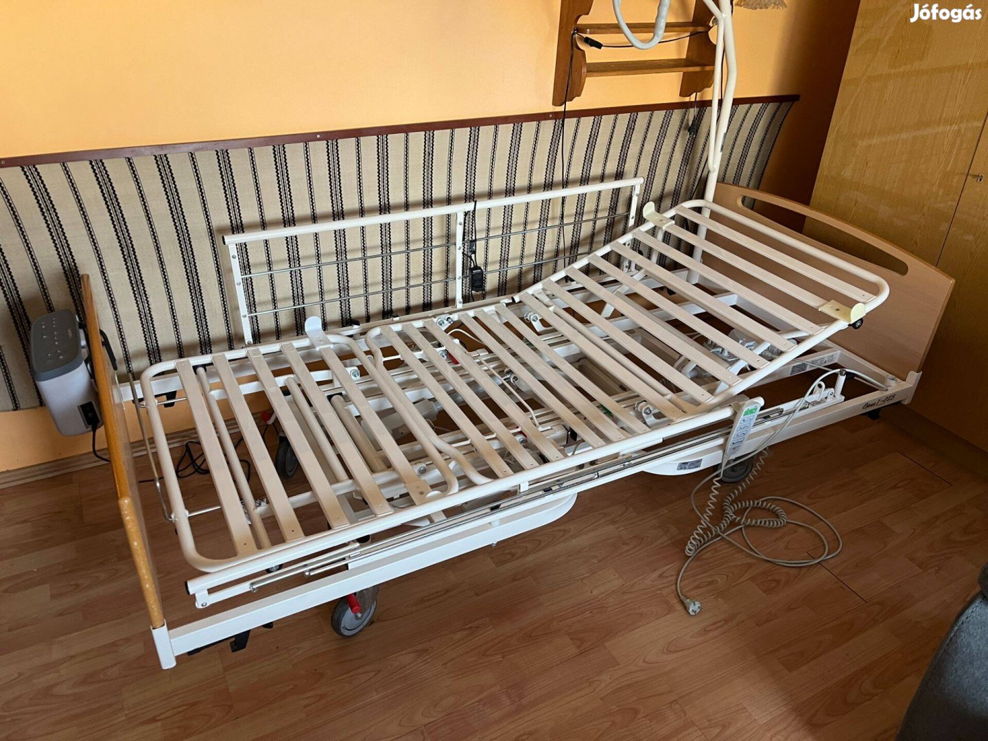 Kórházi ágy + kompresszoros felvekvés elleni matrac
