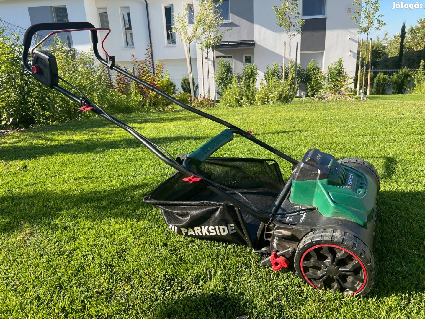 Körkéses akkumulátoros fűnyíró
