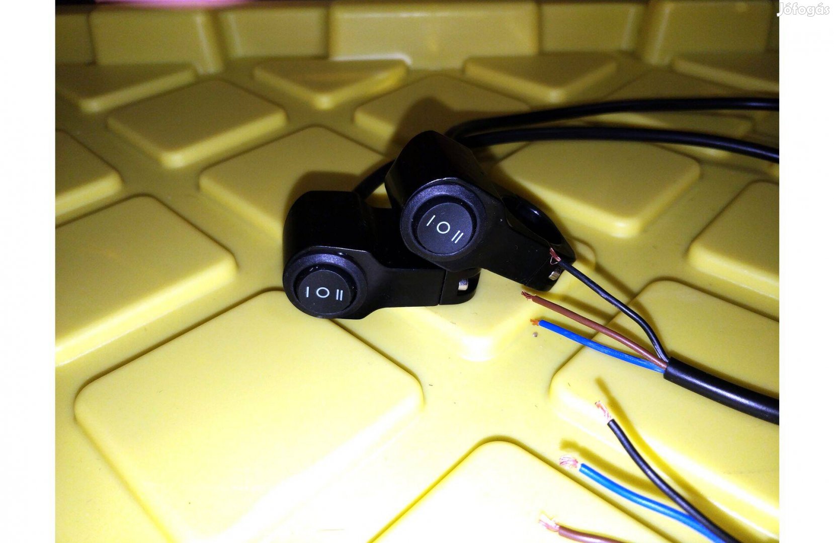 Kormánykapcsoló, 2+1 állású, fekete (BE1, Ki, BE2) (#9359)