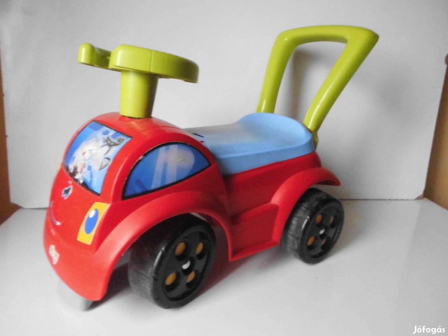 Kormányozható lábbal hajtós gyermek autó