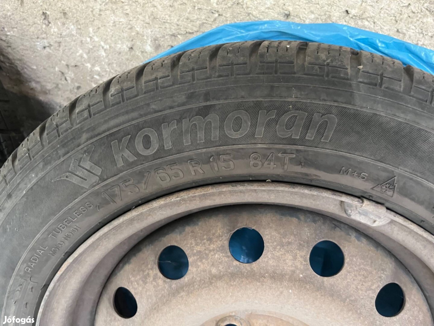 Kormoran (Michelin konszern) téligumi eladó